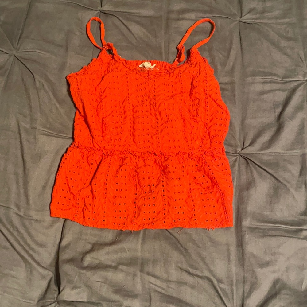 This is a red croped tank, pretty comfy. And a size xs